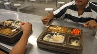 Di Phoenix, menu makan malam berisi kentang tumbuk kari daging, tambahan roti, hingga wortel rebus. Joshua Lott/Reuters
