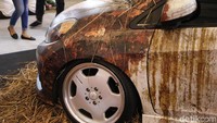 Pelek mobil dibuat lebih besar dengan ukuran ring 18, menggunakan pelek Aero AMG dengan dibungkus ban Accelera berukuran 205/40 di depan dan 215/40 di bagian belakang.