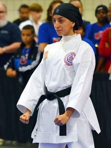 Kisah Inspiratif Hijabers 17 Tahun yang Mendobrak Kompetisi Karate di AS