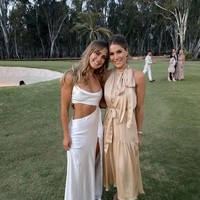 Ia pun mengganti busananya untuk resepsi di malam hari. Kali ini dengan gaun putih yang masih bermaterial sutra dan aksen cutout dan belahan seksi yang memamerkan tubuh atletisnya. Foto: instagram @stephclairesmith