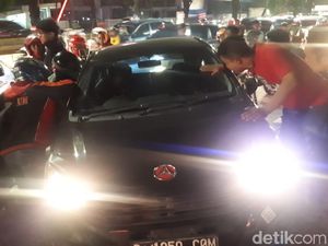 Mobil Tabrak Trotoar di Jalan Daan Mogot Jakbar, Lalin Padat