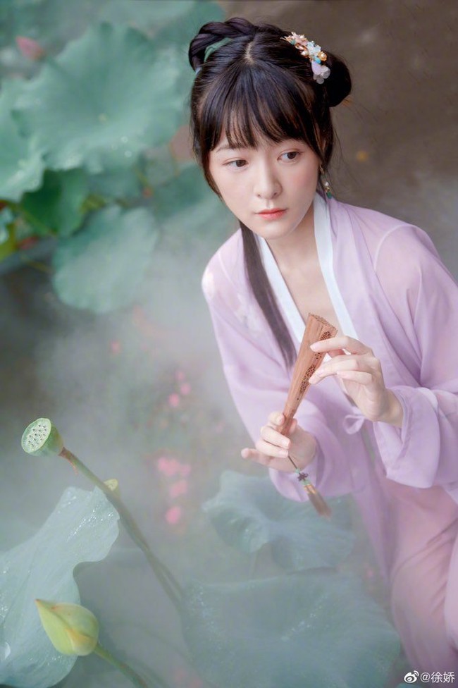 Memoles bakat aktingnya, Xu Jiao juga membintangi film horor The Strange House pada 2015. Dalam layar lebar tersebut, dia memainkan karakter paranoid yang tinggal di sebuah rumah tua berhantu. Foto: Dok. Weibo with new cosplay