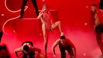 Dua Lipa Cium Anwar Hadid, Agnez Mo, Selena Gomez hingga Billie Eilish