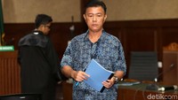 Benhur Lalenoh yang merupakan orang kepercayaan eks Bupati Talaud Sri Wahyumi Maria Manalip menjalani sidang pledoi di Pengadilan Tipikor, Jakarta Pusat, Senin (25/11/2019).