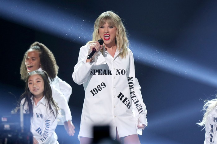 LOS ANGELES, CALIFORNIA - NOVEMBER 24: Taylor Swift performs onstage during the 2019 American Music Awards at Microsoft Theater on November 24, 2019 in Los Angeles, California. (Photo by JC Olivera/Getty Images)