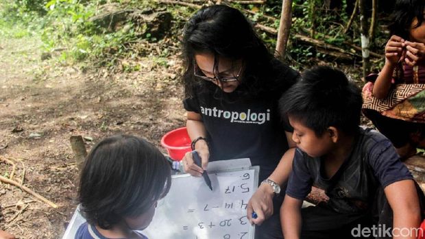 Kenalkan! Yohana Marpaung Guru Anak-anak Rimba di Jambi
