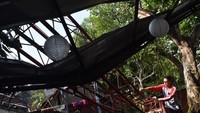 Diketahui, angin kencang melanda wilayah Ngawi, Jawa Timur, pada Minggu (24/11) kemarin. Angin kencang tersebut mengakibatkan sejumlah bangunan perkantoran dan rumah rusak, tower pemancar radio dan pohon tumbang.