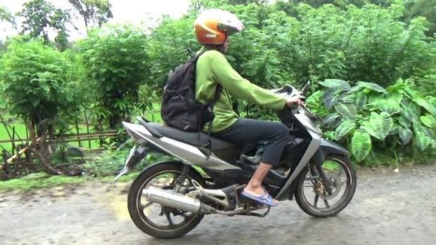 Setiap kali pergi mengajar, Khalik menggunakan sepeda motor, lalu berjalan kaki sejauh 5 kilometer menuju perkampungan Bara-baraya.
