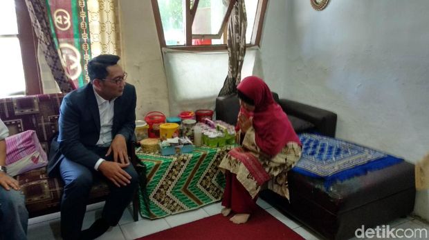 Sambangi Gurunya Sewaktu SD, Ridwan Kamil Beri Hadiah Umrah