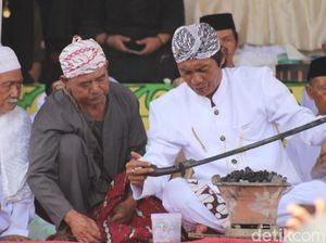 Sakralnya Tradisi Pencucian Benda Pusaka di Ciamis