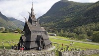 Gereja Borgund Stave. Gereja ini selesai dibangun tahun 1250 Masehi dan terus dijaga sampai sekarang. Arsitektur gereja ini juga dijadikan model arsitektur bangunan di Frozen (Foto: iStock)
