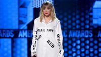 Taylor Swift saat tampil di ajang American Music Awards 2019 di California, AS pada Minggu (24/11) waktu setempat. Kevin Winter/Getty Images for dcp