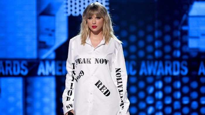 LOS ANGELES, CALIFORNIA - NOVEMBER 24: Taylor Swift performs onstage during the 2019 American Music Awards at Microsoft Theater on November 24, 2019 in Los Angeles, California. (Photo by Kevin Winter/Getty Images for dcp)