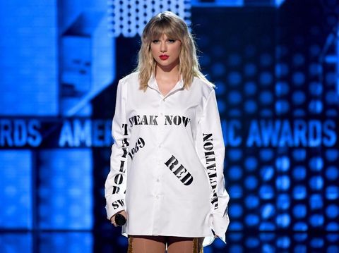 LOS ANGELES, CALIFORNIA - NOVEMBER 24: Taylor Swift performs onstage during the 2019 American Music Awards at Microsoft Theater on November 24, 2019 in Los Angeles, California. (Photo by Kevin Winter/Getty Images for dcp)