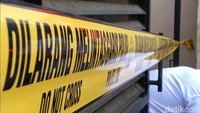 Saat ini garis polisi telah dipasang di rumah tersebut.
