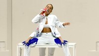 Halsey membawakan lagu Graveyard dengan aksi sederhana namun intim. Kevin Winter/Getty Images for dcp