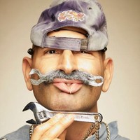 Kontestan ini mendadani kumisnya hingga mirip seperti kunci inggris. (Foto: Greg Anderson via BoredPanda)