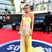 Tampak panties berwarna pink terekspos dari balik rok gaun tersebut. Gaya seksi Agnez Mo juga terasa seksi berkat belahan tinggi pada bagian rok. (Foto: Getty Images)