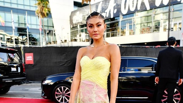 Foto: Agnez Mo Eksis di American Music Awards, Seksi Bergaun Menerawang