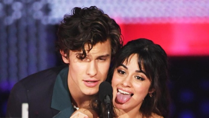 Shawn Mendes dan Camila Cabello LOS ANGELES, CALIFORNIA - NOVEMBER 24: (L-R) Shawn Mendes and Camila Cabello perform onstage during the 2019 American Music Awards at Microsoft Theater on November 24, 2019 in Los Angeles, California. (Photo by Kevin Winter/Getty Images for dcp)