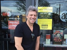 Video: Jon Bon Jovi Gagalkan Aksi Bunuh Diri