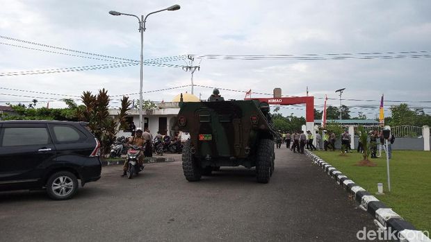 Kendaraan taktis dikerahkan untuk pengamanan