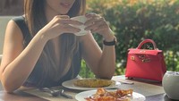 Sluuurp! Segelas teh hangat jadi minuman sarapan Helena. Ia juga menyantap telur dadar dan beef bacon. Di sampingnya ada sebuah tas Hermes yang jadi salah satu koleksinya. Foto: instagram @helenalim899