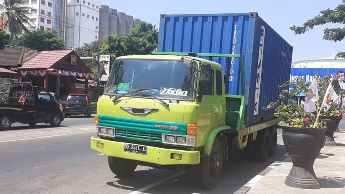 Pemotor di Makassar Tewas Terlindas Truk