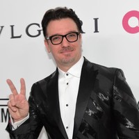 Mantan personel *NSYNC JC Chasez diserahkan ibunya sendiri ke pasangan Roy dan Karen Chasez, yang juga pernah menjadi orangtua angkat sang ibu. JC terpaksa diadopsi di usia 5 tahun agar dia bisa mendapat pendidikan dan kehidupan yang lebih layak. Foto: Getty Images