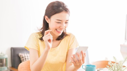 young attractive asian woman to see a smart phone