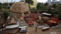 Pekerja menyelesaikan proses revitalisasi Taman Ismail Marzuki (TIM) di Jakarta, Selasa (26/11/2019).