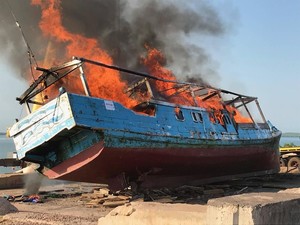 Australia Bakar Kapal Nelayan RI yang Bawa Tangkapan Sirip Hiu Ilegal