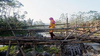 Warga kerap melintasi jembatan bambu tersebut untuk akses ekonomi maupun pendidikan.
