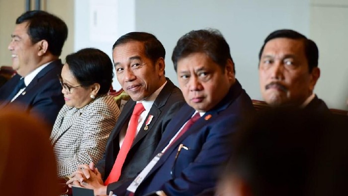 Presiden Joko Widodo (Jokowi) dan Menko Bidang Perekonomian Airlangga Hartarto di Korea Selatan