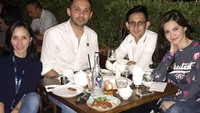 Bersama Teuku Zacky, Tary tengah menikmati makan malam di restoran berkonsep outdoor. Mereka sepertinya menikmati teh dan ragam hidangan Barat. Foto: Instagram cuttaryofficial