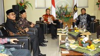 Selain itu, wacana amandemen UUD 1945 juga menjadi salah satu yang akan dibicarakan dengan partai PKS.