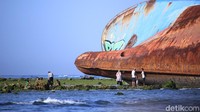 Kapal bercat biru itu kini kondisinya sudah keropos. besi-besi yang ada di kapal itu sebagian hilang diterpa gelombang (Foto: Wisma Putra/detikcom)