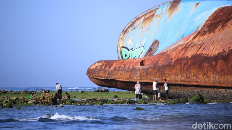 Bangkai kapal di Pantai Pangandaran. (Foto: Wisma Putra/detikcom) Bangkai kapal di Pantai Pangandaran. (Foto: Wisma Putra/detikcom)
