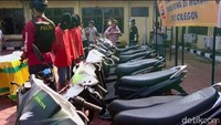 Keempat tersangka yakni AS, S, A, dan DR. Satu orang lainnya masuk dalam daftar pencarian orang (DPO).