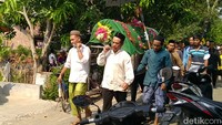 Suwaryo, salah seorang korban tewas akibat tawon vespa dimakamkan di Desa Jraganan, Pemalang, Selasa (26/11/2019).