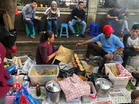 Rela Antre Demi Seporsi Sate Jando Bu Ayu yang Gurih Enak