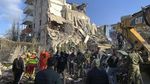 Evakuasi Korban Gempa di Albania