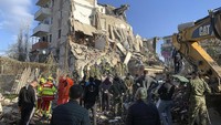 Data dari Pusat Seismologi Eropa-Mediterania menyebut gempa berkekuatan M 6,4 ini mengguncang pada Selasa (26/11) dini hari, sekitar pukul 03.54 waktu setempat. AP Photo/Visar Kryeziu.