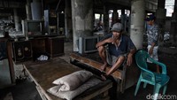 Fenomena warga yang tinggal permukiman tak layak, seperti di kolong tol yang berada di kawasan Ibu Kota memang bukan hal baru, kondisi itu juga memiliki jalinan erat dengan faktor kemiskinan yang kerap menjadi alasan lahirnya permukiman-permukiman tak layak tersebut.