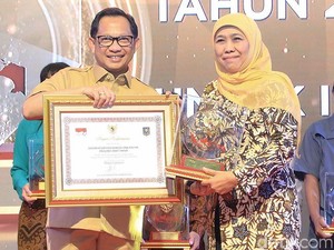 Gubernur Khofifah Sabet Dua Penghargaan dari Kemendagri