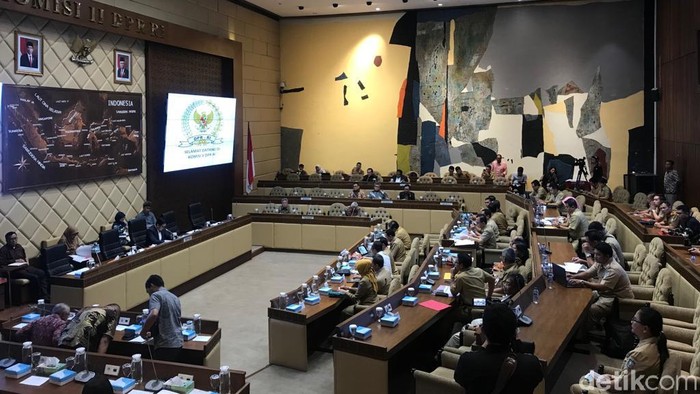 Raker dengan Komisi II, Kali Ini Mendagri Tito On Time