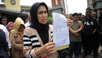 Mereka menunjukan surat sebagai bukti kriminalisasi terhadap para aktivis pekerja yang selama ini lantang bersuara soal JICT dan pelabuhan Tanjung Priok ini. Foto: dok. SP JICT