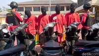 Wakapolres Cilegon Kompol Andra Wardana mengatakan komplotan curanmor ini lebih dulu mengintai motor yang jadi target.