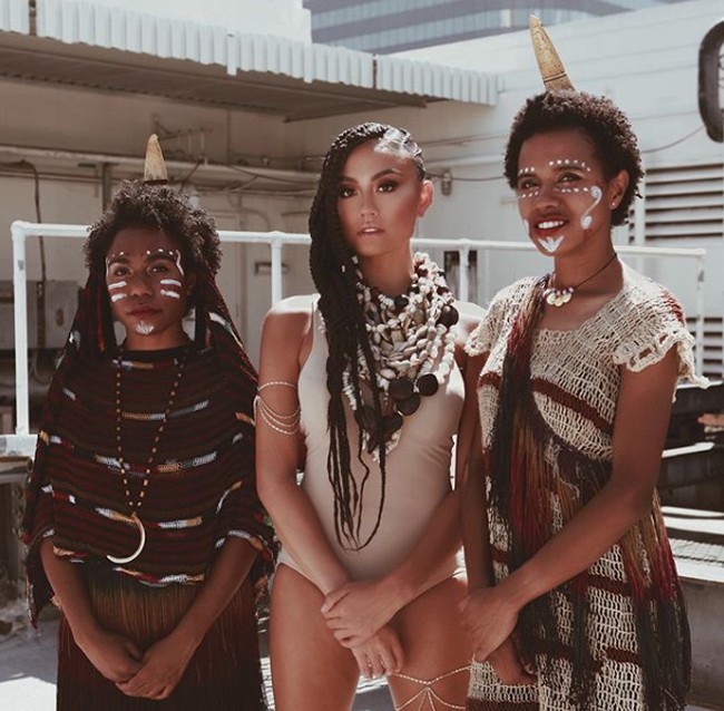Begitu juga dengan Agnez Mo yang pernah dikritik cultural appropriation atau tidak menghargai budaya lain pada 2019 lalu setelah mengunggah foto dengan rambut cornrow dan kulit yang lebih gelap. Agnez Mo kemudian menjelaskan bahwa bahwa gaya rambut dipakainya akhir-akhir ini merupakan kepang khas Papua bukan mensontek gaya orang Afrika. Foto: Dok. Instagram/agnezmo