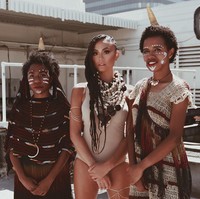 Begitu juga dengan Agnez Mo yang pernah dikritik cultural appropriation atau tidak menghargai budaya lain pada 2019 lalu setelah mengunggah foto dengan rambut cornrow dan kulit yang lebih gelap. Agnez Mo kemudian menjelaskan bahwa bahwa gaya rambut dipakainya akhir-akhir ini merupakan kepang khas Papua bukan mensontek gaya orang Afrika. Foto: Dok. Instagram/agnezmo